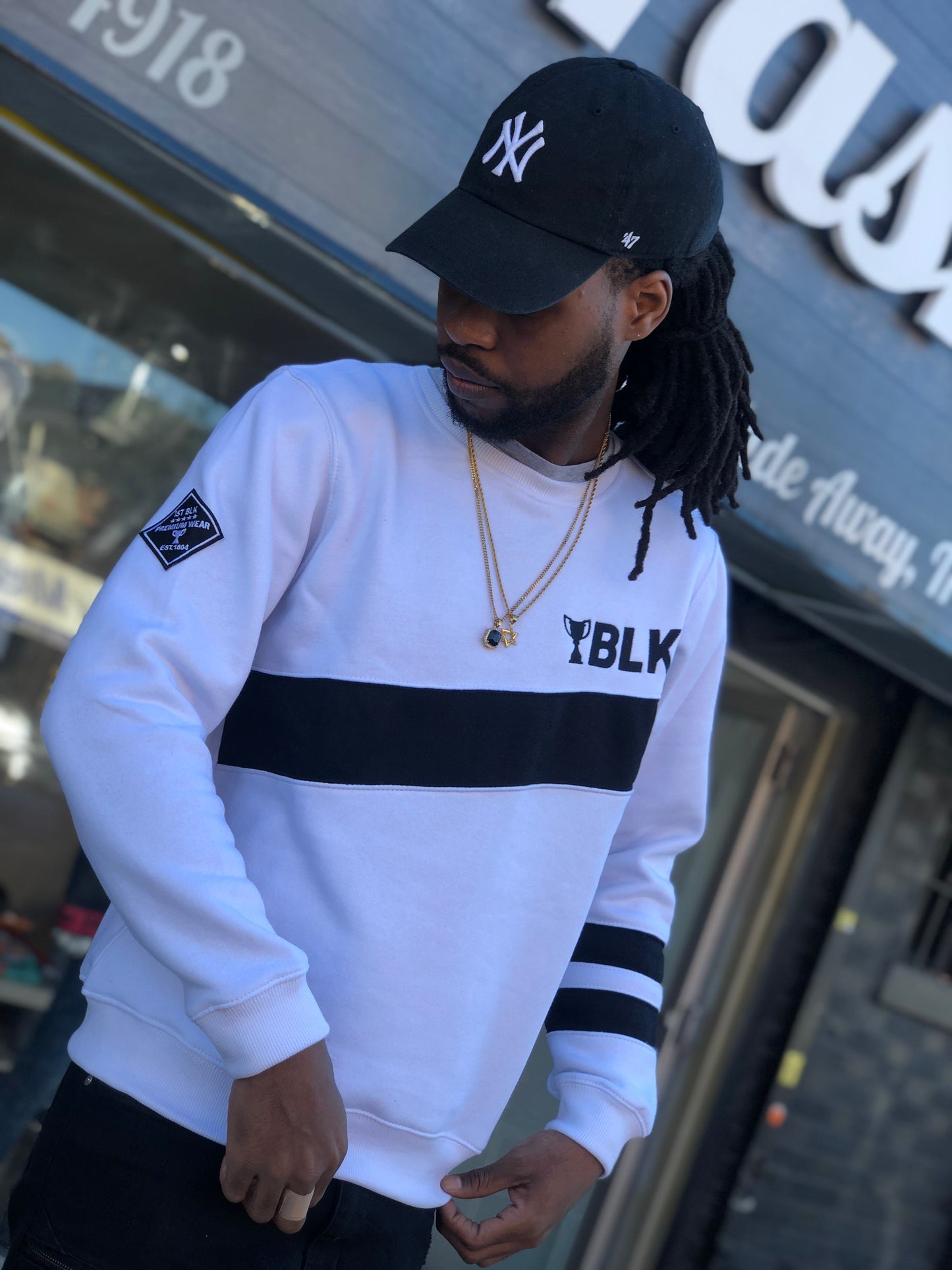 1ST BLK TROPHIES CREW NECK SWEATER ( WHITE )